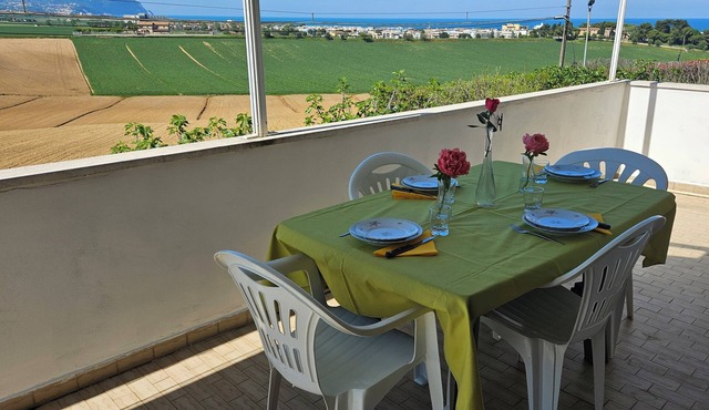 SUN HOUSE MONTORSO-OASIS OF RELAXATION A STONE'S THROW FROM THE SEA