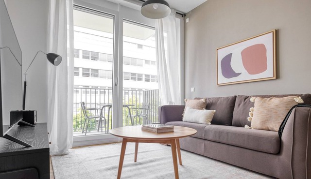Sunlit Mitte 1BR nr Potsdamer Platz, by Blueground in Berlin