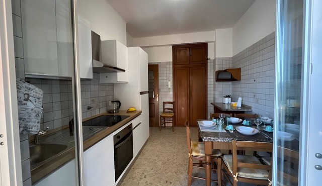 Sunny 2BR Apartment near Vatican AC Bus 98 to Centre