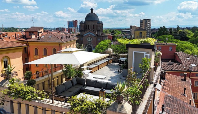Terrazza Bonasi | Relaxation & Cinema in the Historic Center in Modena