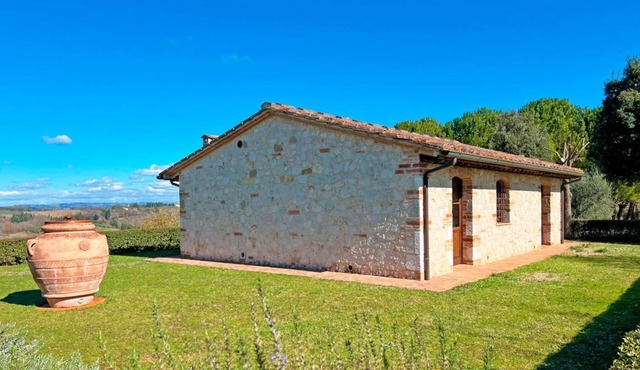 The independent Capannina on the Tuscan hills in Toscana