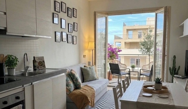 The Vibe House- modern apartment with terrace and private parking space