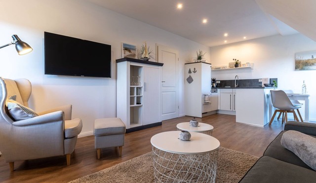 Top-equipped thatched-roof holiday apartment with far-reaching views just outside SPO in Tümlauer Koog