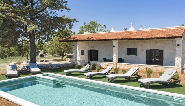Trullo Badessa with private pool