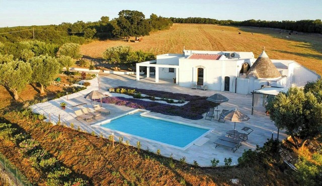 Trullo with pool in the Puglian countryside