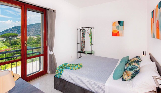 Unit 8 - Bright Apartment Near the Beach & Downtown