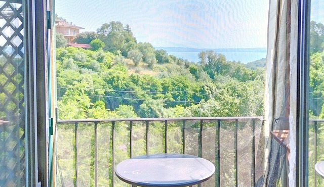 Vacation house with lake and castle view in the center of Bracciano.