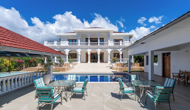 Villa Branca Diani: Spacious 5-bedroom luxury with personalized service. in Diani Beach