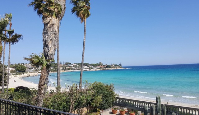 Villa Dream: direct access to the beach, 3 bedrooms & 3 bathrooms (max 8 people)