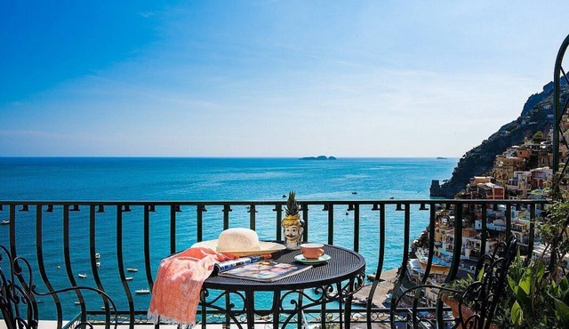Villa Faustina E: A bright and cheerful apartment overlooking the sea and the main beach of Positano.