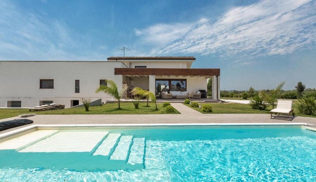Villa Giulia Luxury Suite by BarbarHouse