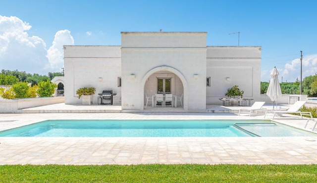 Villa in Ostuni with 3 bedrooms sleeps 6