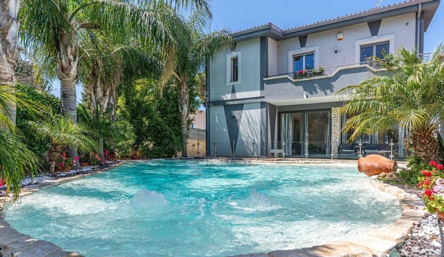 Villa 'Joel' with Sea View, Wi-Fi and Air Conditioning