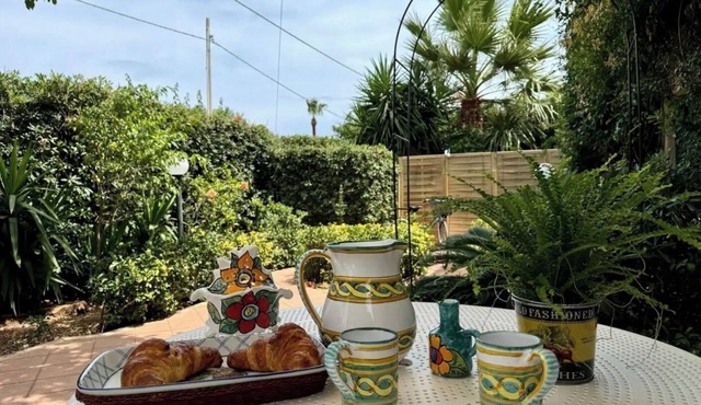 Villa Mia Carini, 150 meters from the sea and 5 km airport, beautiful vintage villa