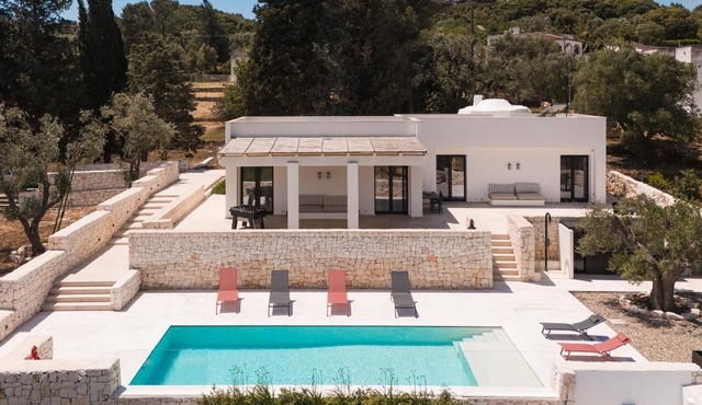 Villa Poggiostuni Trullo Santa Lucia with Infinity Pool