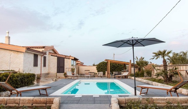 Villa Scrusciu Ri Mari with private pool, Noto