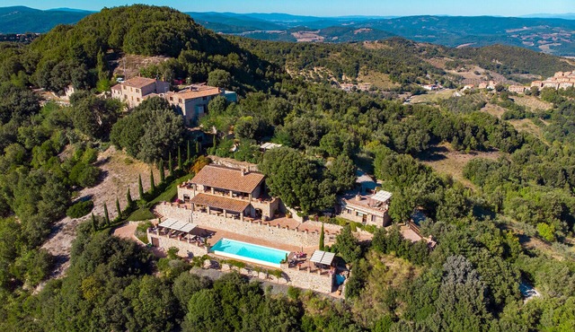 Villa with 20 beds divided into 5 apartments