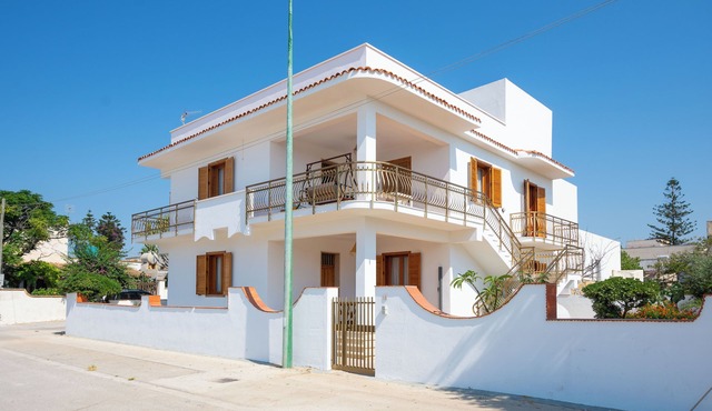 Villa with garden far no more than 50 m from the beach