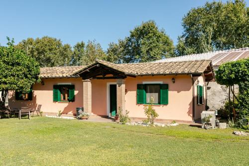 Villa with Large Garden and Free Parking