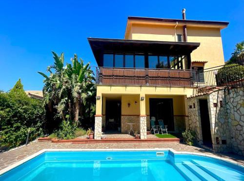 Villa with private pool, near the Sea