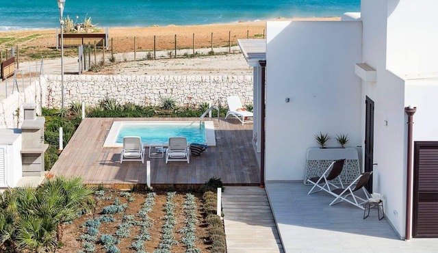 Villa with sea views and pool, near the beach