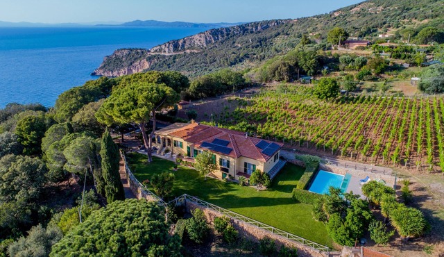 Walking distance from the sea, family countryside villa in Argentario