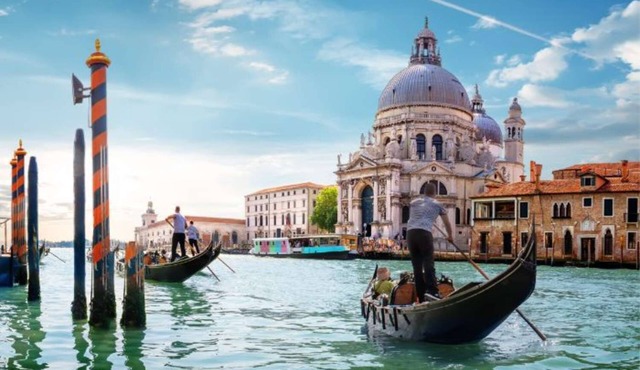 Waterfront Venetian Apartment with Canal Views Near Basilica della Salute