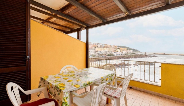 With beachfront terrace and air conditioning in Castelsardo