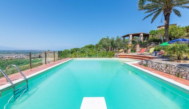 With swimming pool, between Catania and Syracuse, the nerve center of eastern Sicily.