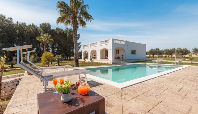 Wonderful private villa for 6 people with A/C, private pool, WIFI and TV, close to Brindisi