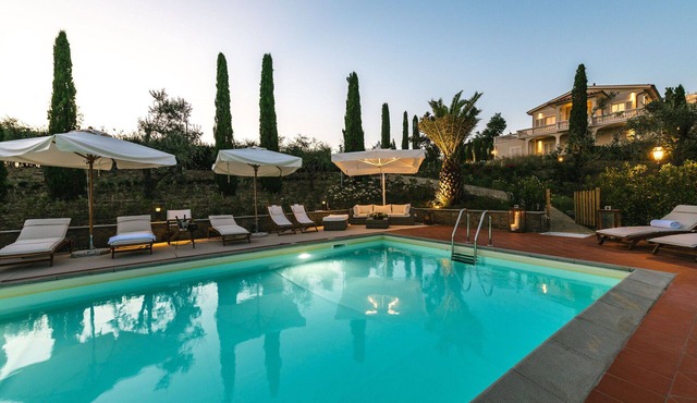 Wonderful private villa for 23 people with private pool, WIFI, A/C, TV, patio and parking