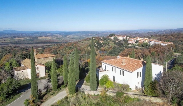 Wonderful private villa for 12 guests with WIFI, TV, patio, pets allowed and panoramic view