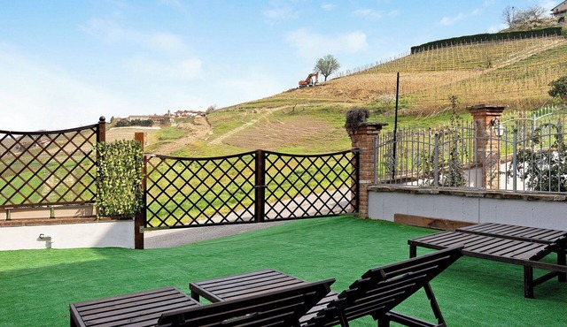 Wonderful villa for 6 guests with pool, A/C, WIFI, TV, patio and panoramic view in Priocca