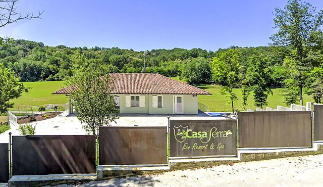 Wonderful villa with hot tub, WIFI, private pool, TV, patio, pets allowed and panoramic view in Asti