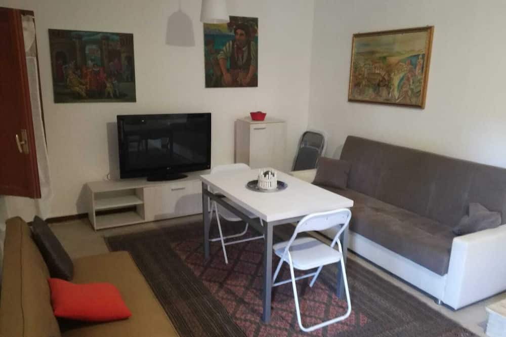 Partanna House | White house apartment with garden