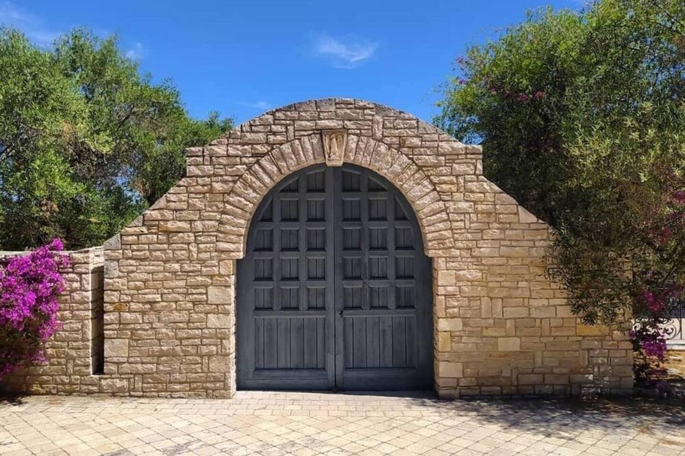 Trani Villa | Villa 'Liana, Pool and Tennis Court' with Sea View, Wi-Fi and Air Conditioning