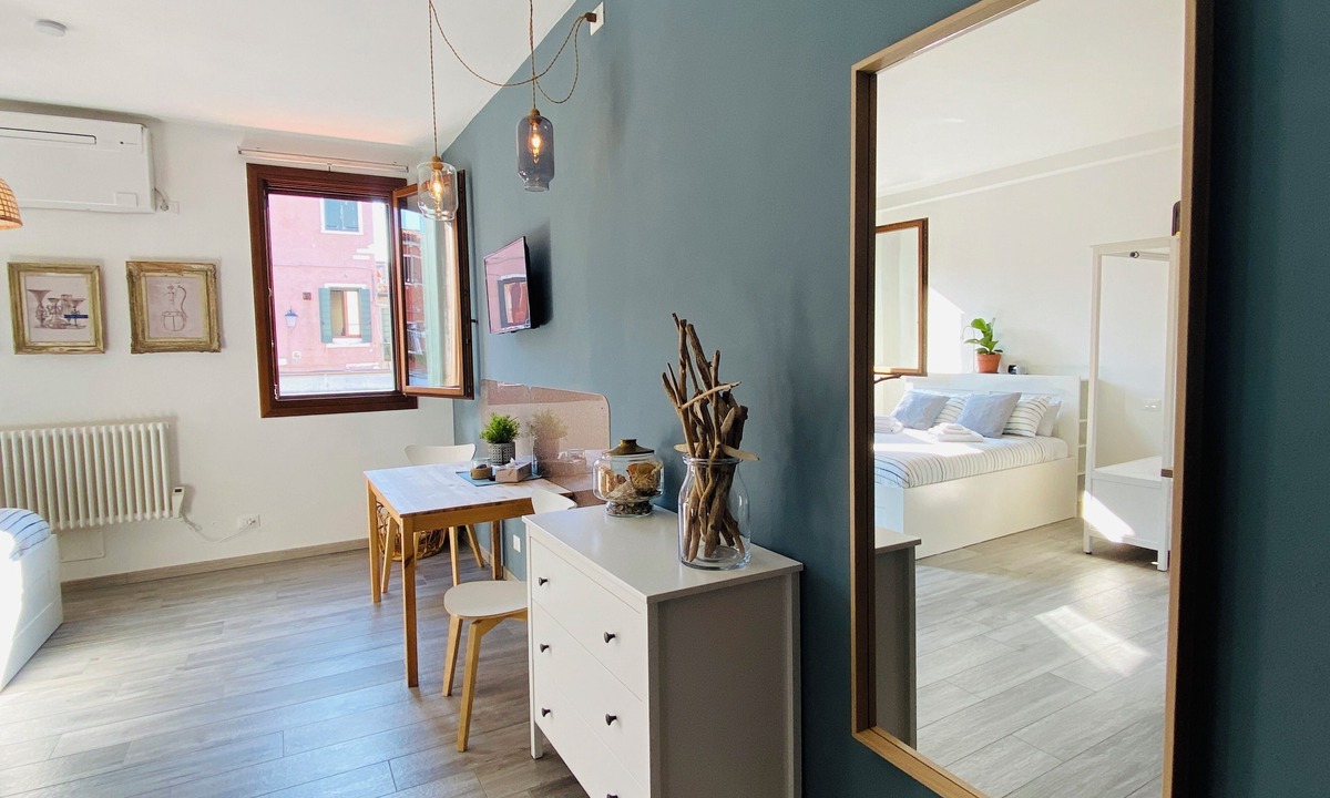 Longa Apartment | Vetrai House - Overlook Canal in Murano - Venice