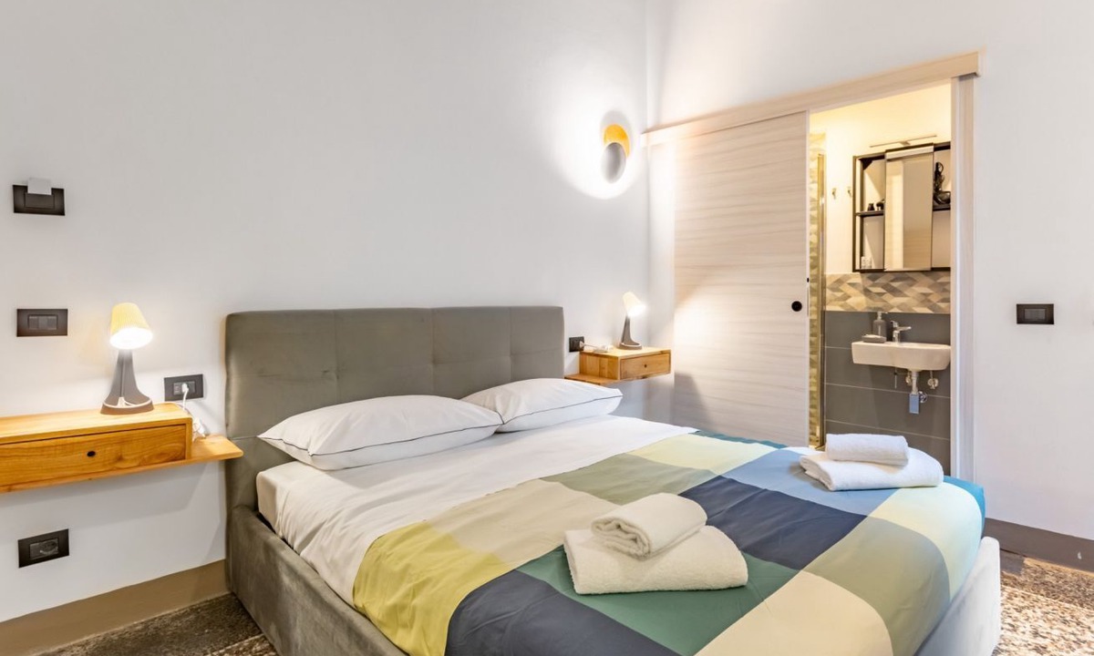 San Lorenzo Apartment | GuestHost - Roomy 100 sqm apartment, able to comfortably accommodate up to 6 people, located on the first floor (without lift) of a period building. The property is located in the heart of Florence (Traffic-Restricted Area), a few steps from the Basilica