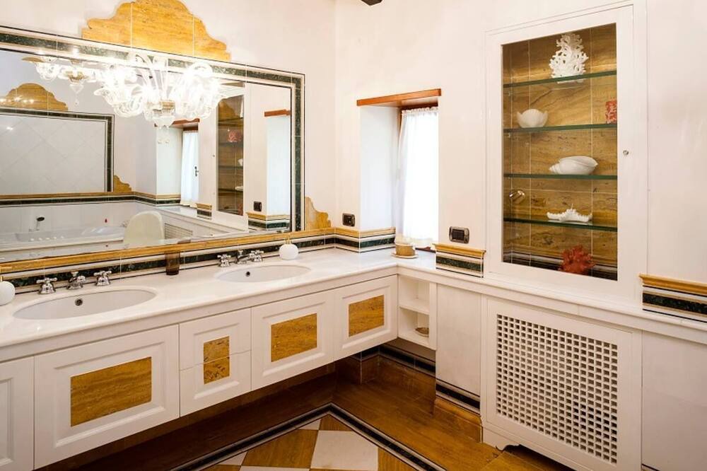 Photo of Bathroom in Ansedonia