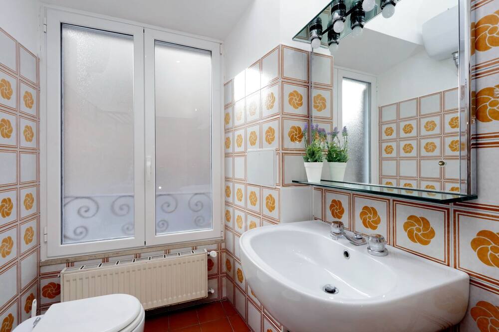 Photo of Bathroom in Esquilino