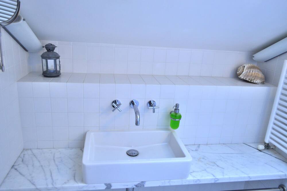 Photo of Bathroom in Noci