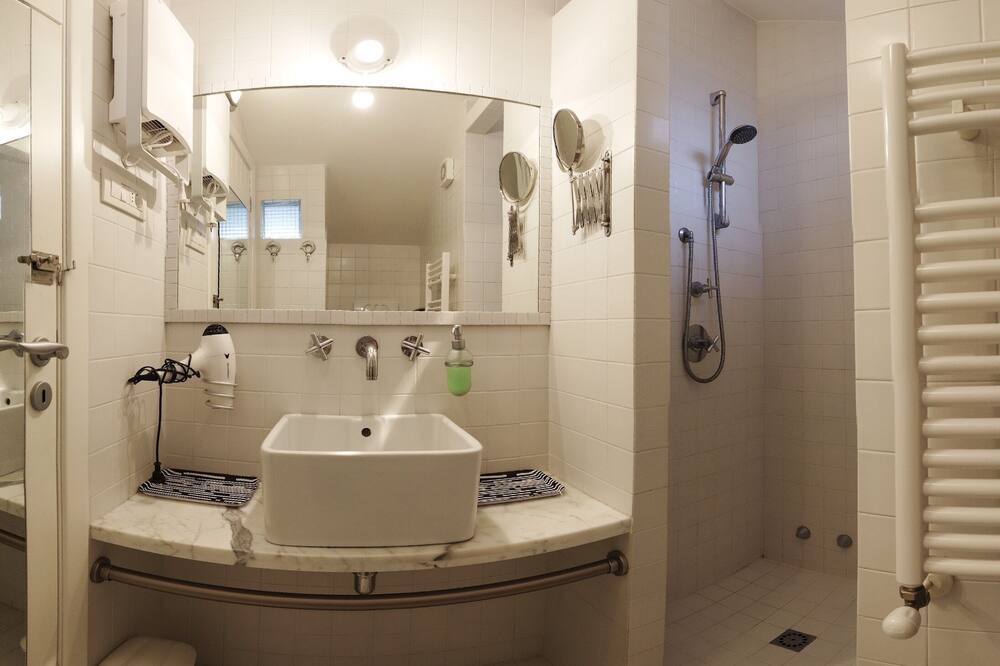 Photo of Bathroom in Noci