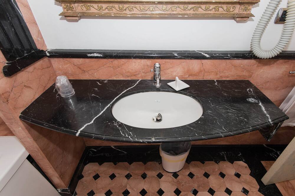 Photo of Bathroom in Ripa