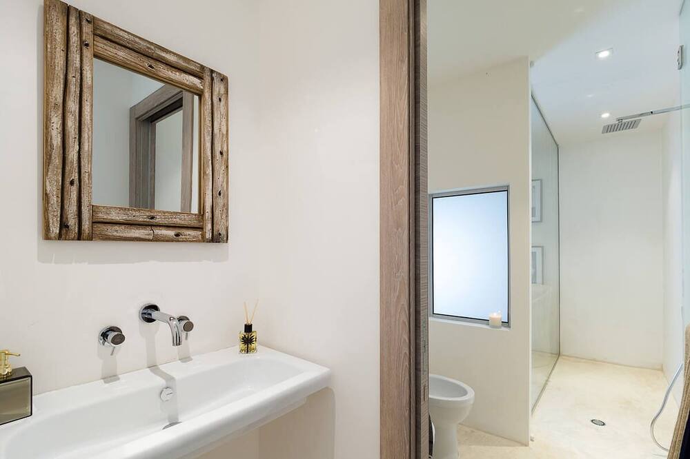 Photo of Bathroom in Avola