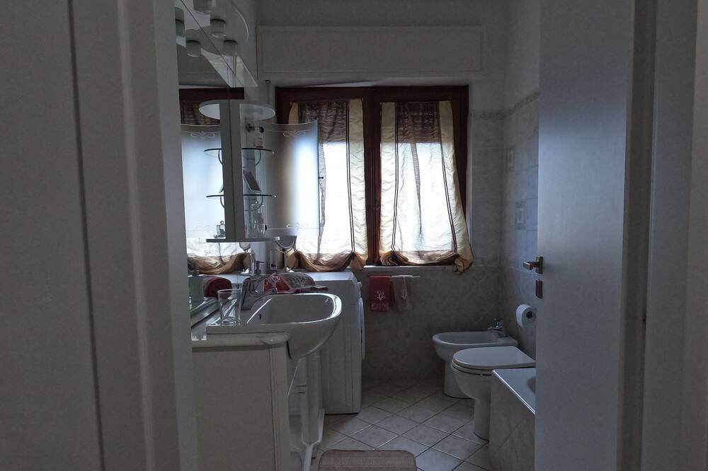 Photo of Bathroom in Fregenae