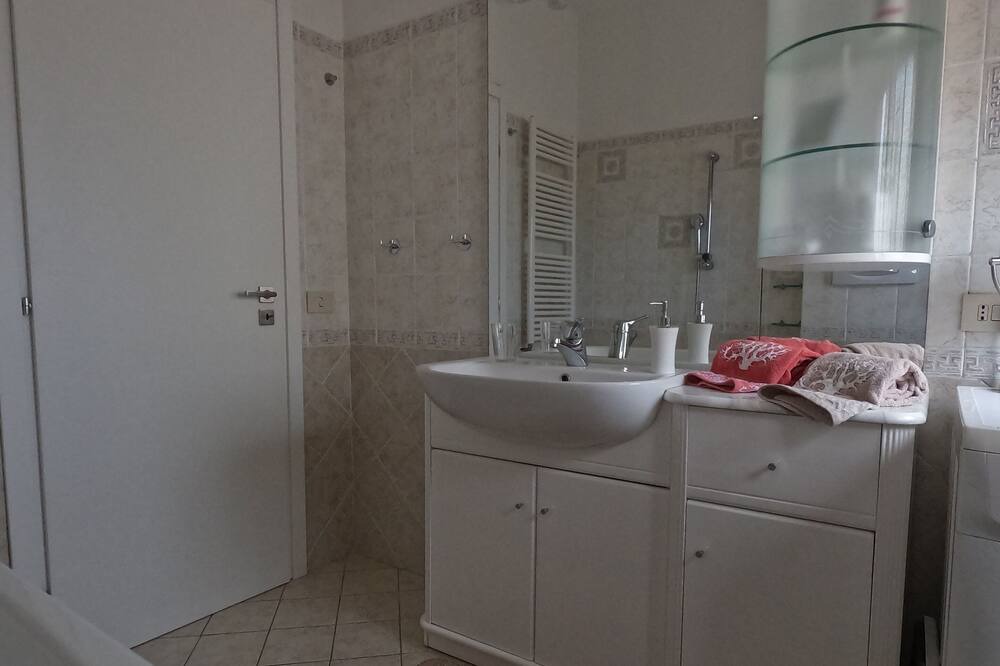 Photo of Bathroom in Fregenae