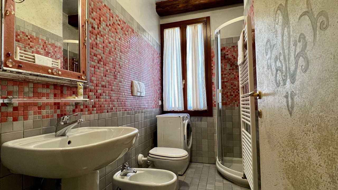 Photo of Bathroom in Dorsoduro