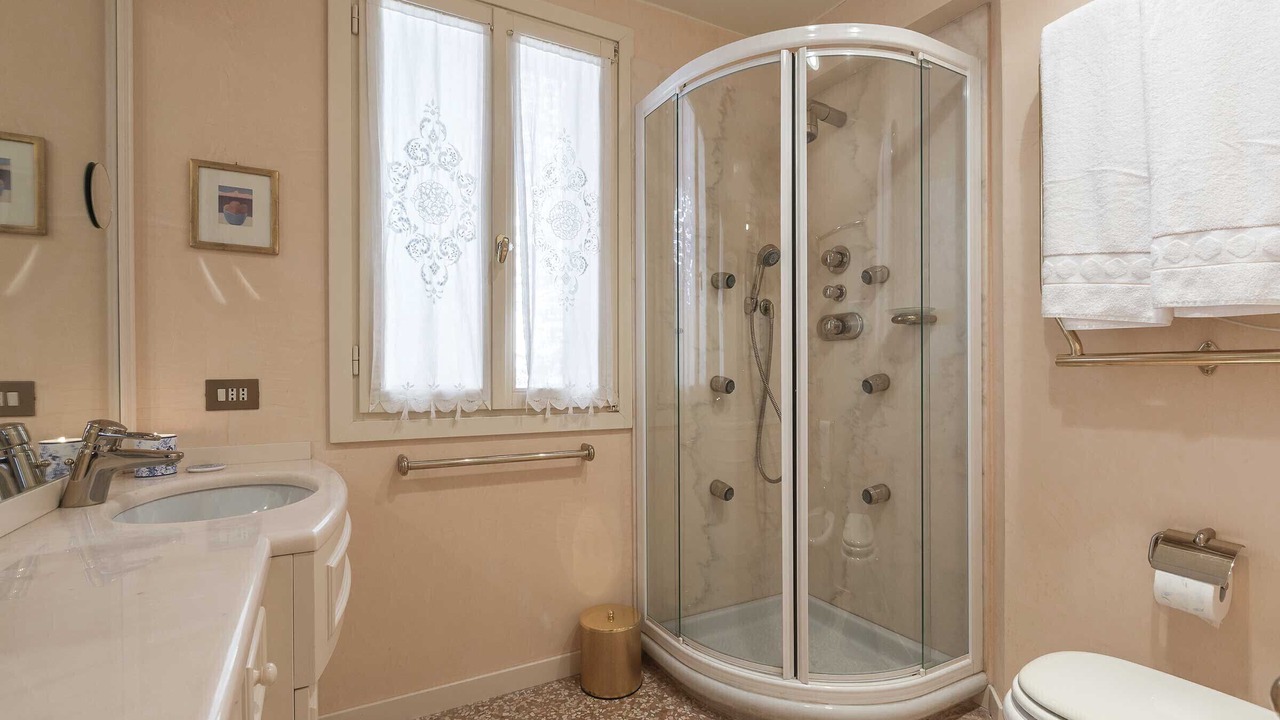 Photo of Bathroom in Dorsoduro