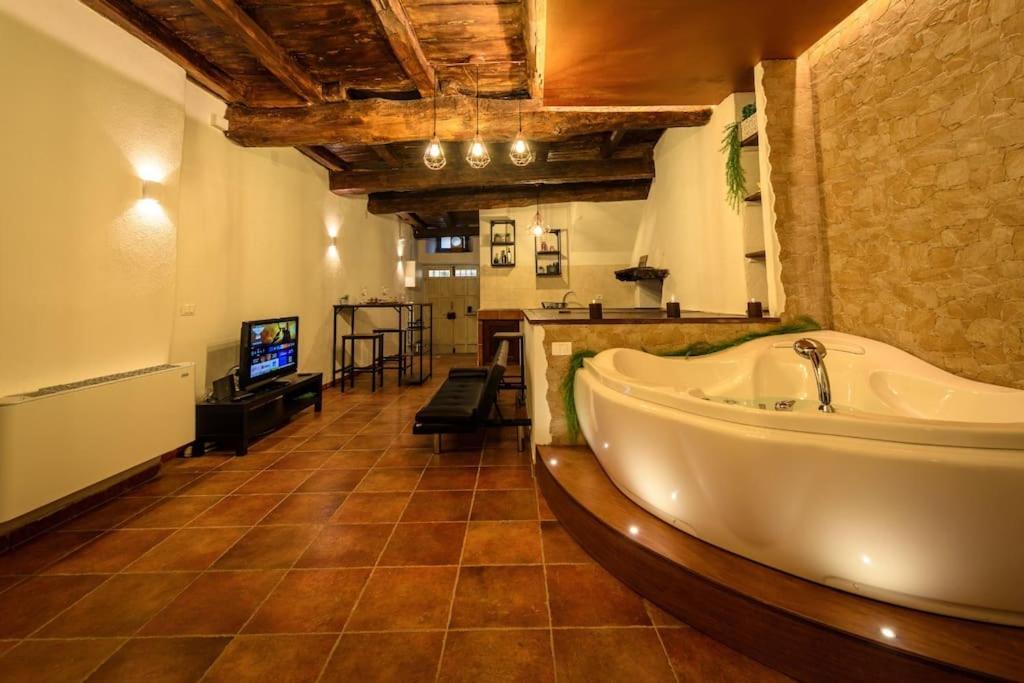 Photo of Bathroom in Sutri