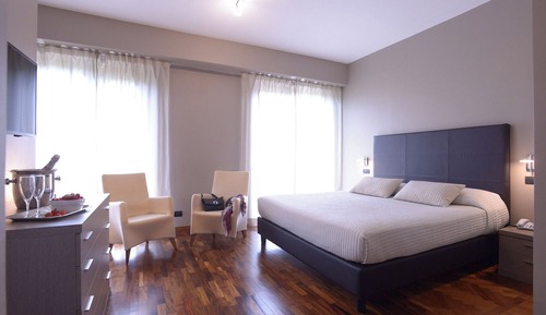 Deluxe Room, 1 Queen Bed, Balcony (Spa access)